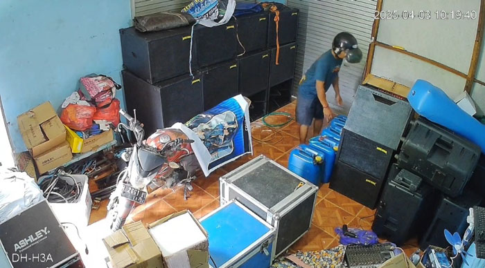 PENCURIAN : Pelaku pencurian Pertalite terekam CCTV di Sungai Pasah, Kapuas Timur. Rahman For Radar Sampit