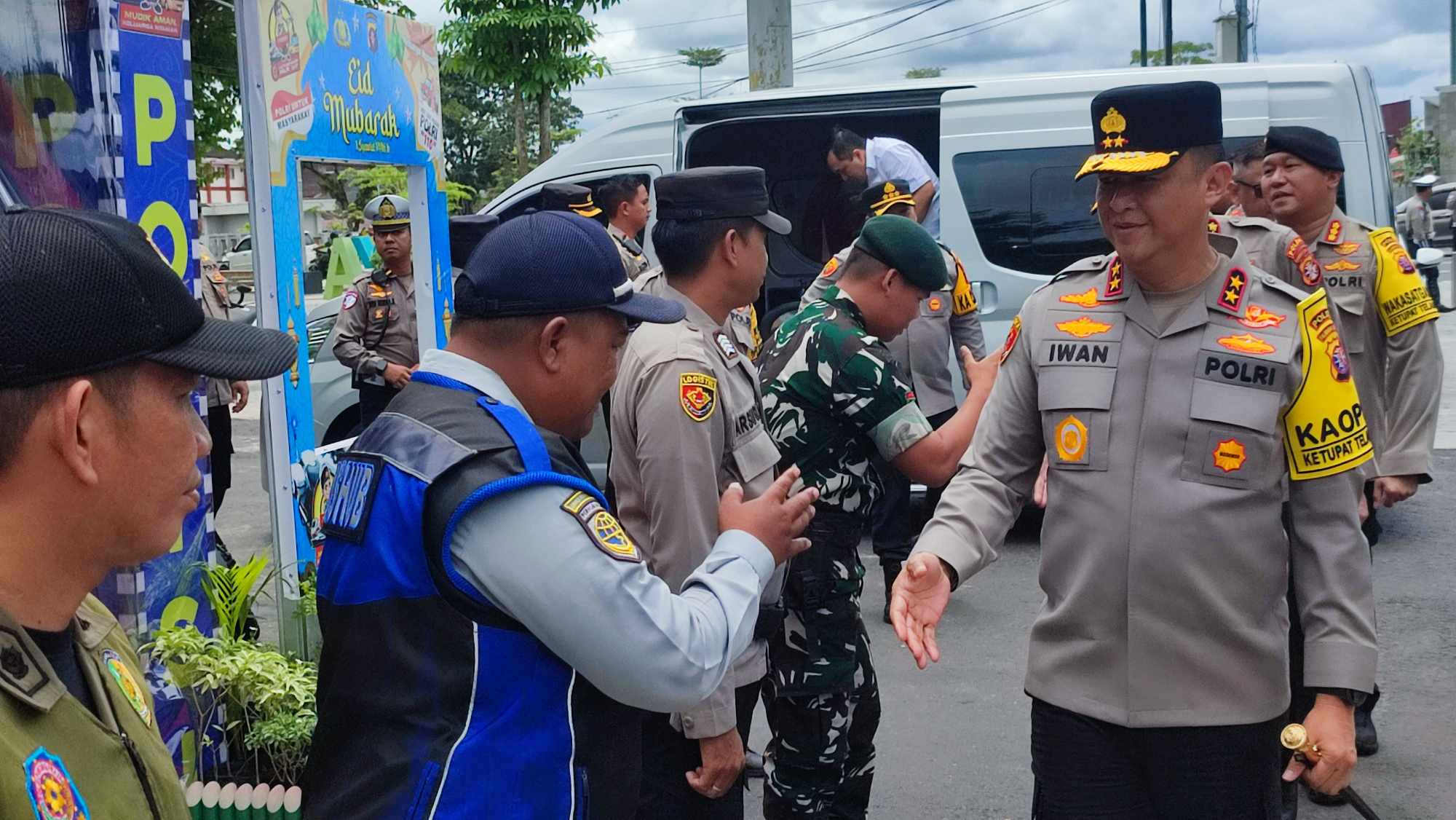 PASTIKAN KEAMANAN: Kapolda Kalteng Irjen Iwan Kurniawan meninjau pos pengamanan yang tersebar di wilayah Palangka Raya, Rabu (2/4).DODI/RADAR SAMPIT