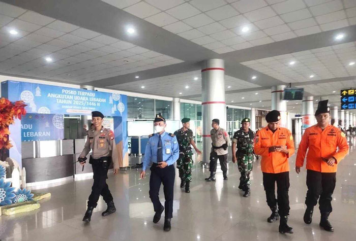 PENGAWASAN : Personel gabungan ketika melaksanakan patroli Kamtibmas di Bandara Tjilik Riwut, Kamis (3/4/2025). DODI/RADAR PALANGKA