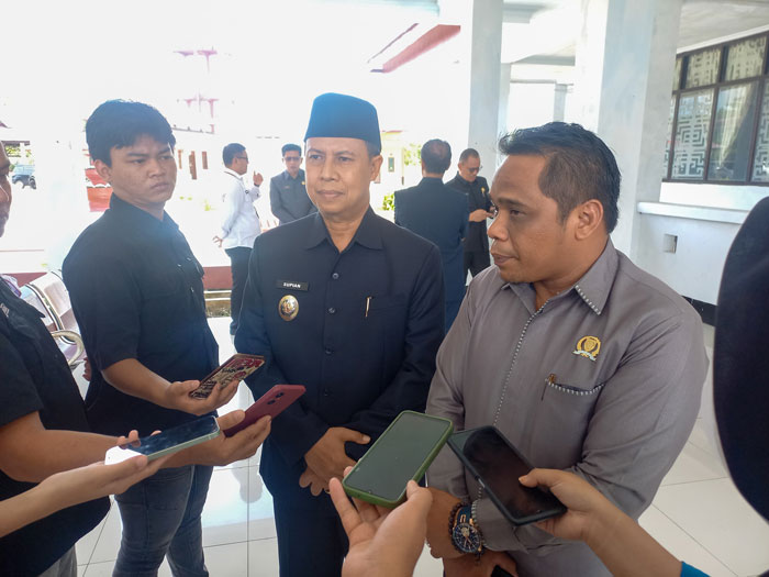 JUMPA PERS : Wakil Bupati Seruyan Supian didampingi Wakil Ketua I DPRD Seruyan Harsandi memberikan keterangan pers terkait isu kurang harmonisnya hubungan eksekutif dan legislatif. M. RIFANI DEWANTARA