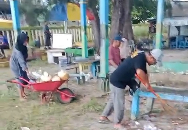 SAMPAH PANTAI: Pengelola pantai Kubu dan pedagang serta masyarakat setempat bergotong-royong membersihkan sampah, Rabu (2/4) TYO/RADAR PANGKALAN BUN&nbsp;
