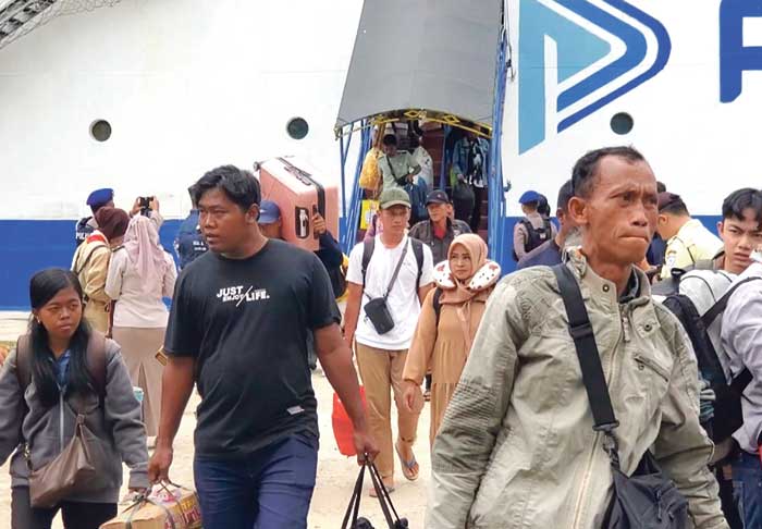 BELUM RAMAI: Penumpang kapal yang turun di Pelabuhan Sampit saat arus balik, Jumat (4/4).