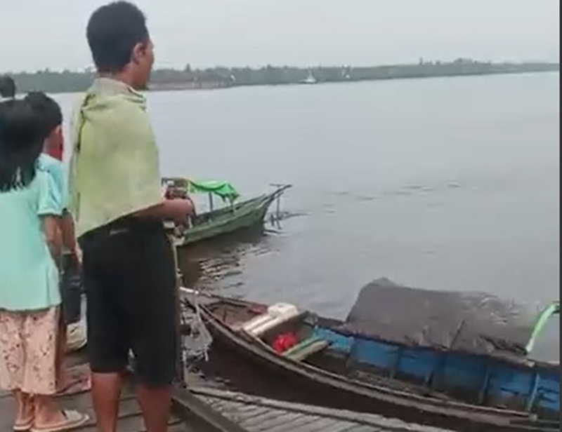 Warga berkumpul tak jauh dari TKP korban diterkam buaya di Sungai Mentaya kawasan Desa Bapinang, Kecamatan Pulau Hanaut, Kotim, Jumat (4/4/2025) (Istimewa)