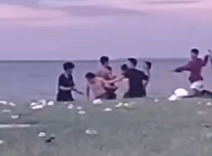 Potongan rekaman peristiwa perkelahian kelompok pemuda di wisata Pantai Teluk Bogam, Kecamatan Kumai, Kabupaten Kotawaringin Barat belum lama ini.