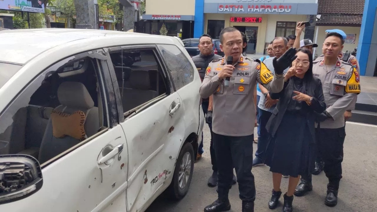 Kapolres Tulungagung saat menunjukkan kerusakan mobil akibat balon udara dengan petasan (Aziz/Radar Tulungagung)