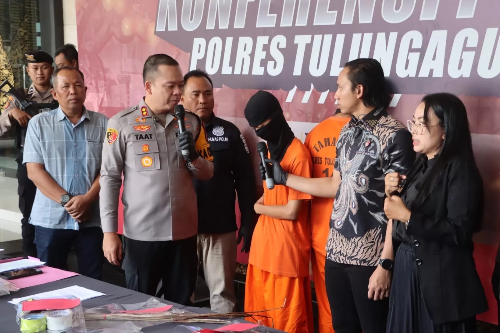 Kapolres Tulungagung saat konferensi ungkap kasus balon udara meleda di pemukiman warga. Beriku ulasannya! (Aziz/Radar Tulungagung)