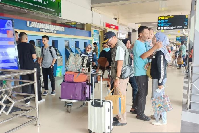 Ilustrasi: Kedatangan penumpang di Bandara Halim Perdana Kusuma Jakarta, Senin (24/3/2025). (ANTARA FOTO/Asri Mayang Sari)