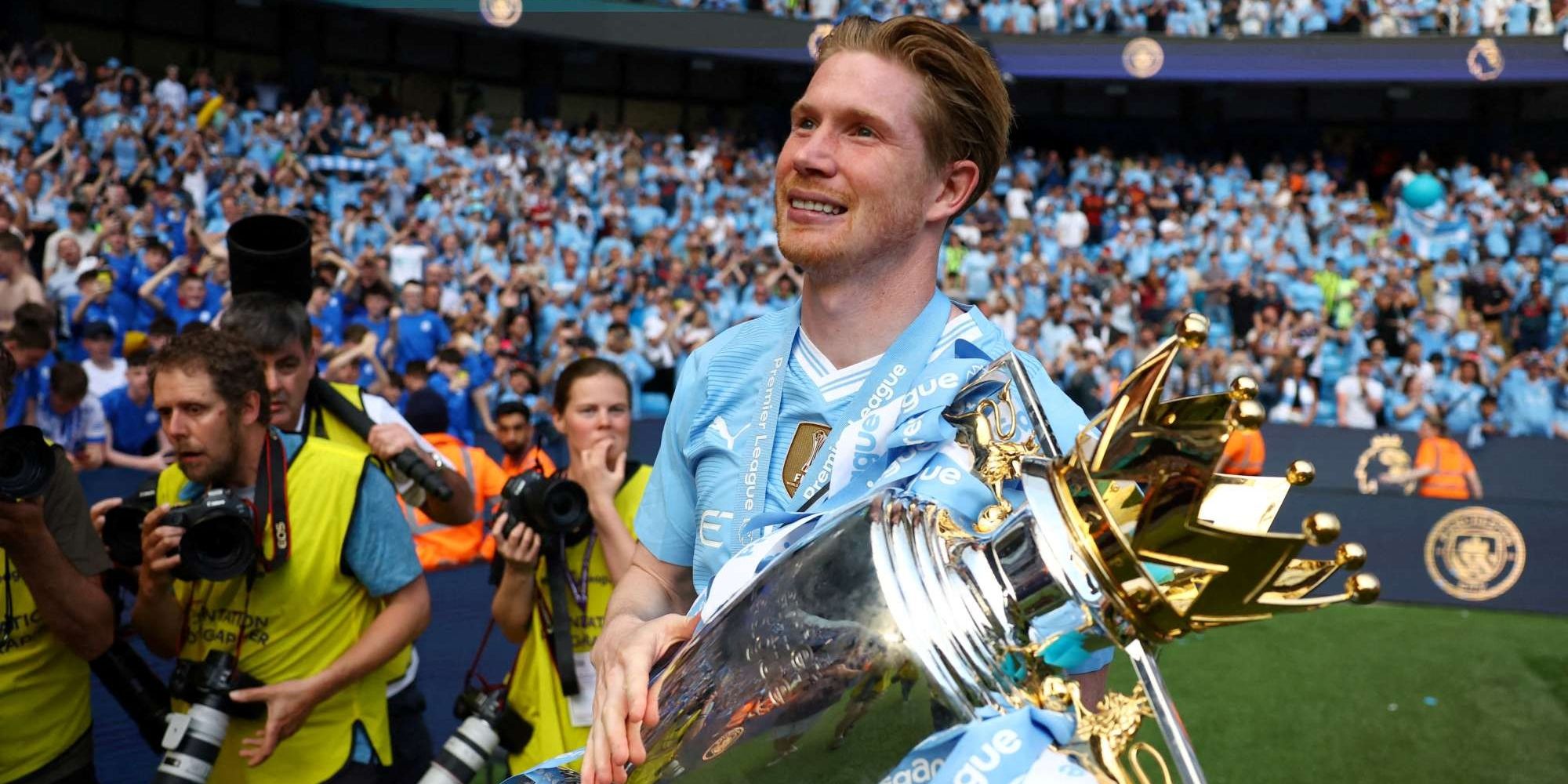 Kevin De Bruyne ketika memboyong piala juara Liga Inggris