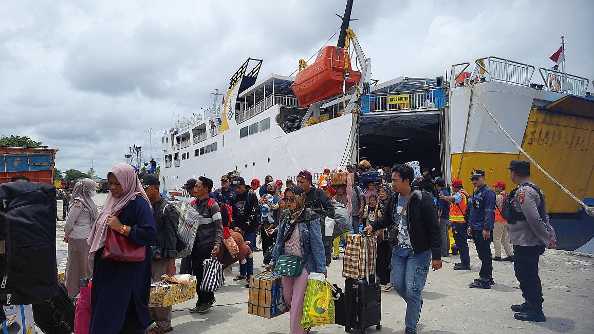 RAMAI: Penumpang KM Dharma Ferry VI saat tiba di Pelabuhan Sampit, Sabtu (5/4) siang.