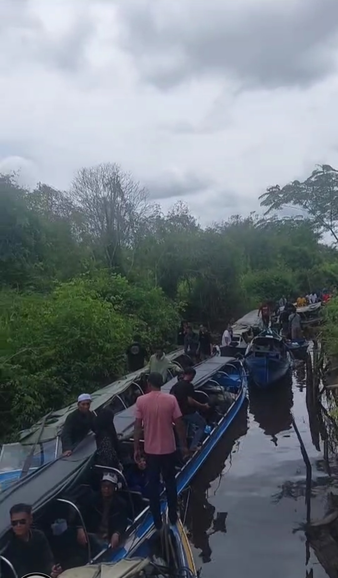 Potongan rekaman video penumpang perahu yang terhambat perjalanannya karena pendangkalan Sungai Hantipan, baru-baru tadi.
