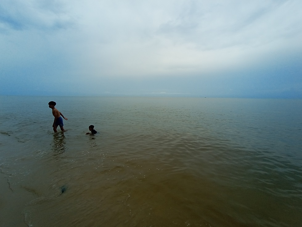 TAK TENANG: Beberapa pengunjung sempat bermain air di kawasan Pantai Bakau Seruyan, sebelum diberitahukan mengenai kehadiran buaya, Kamis (3/4).