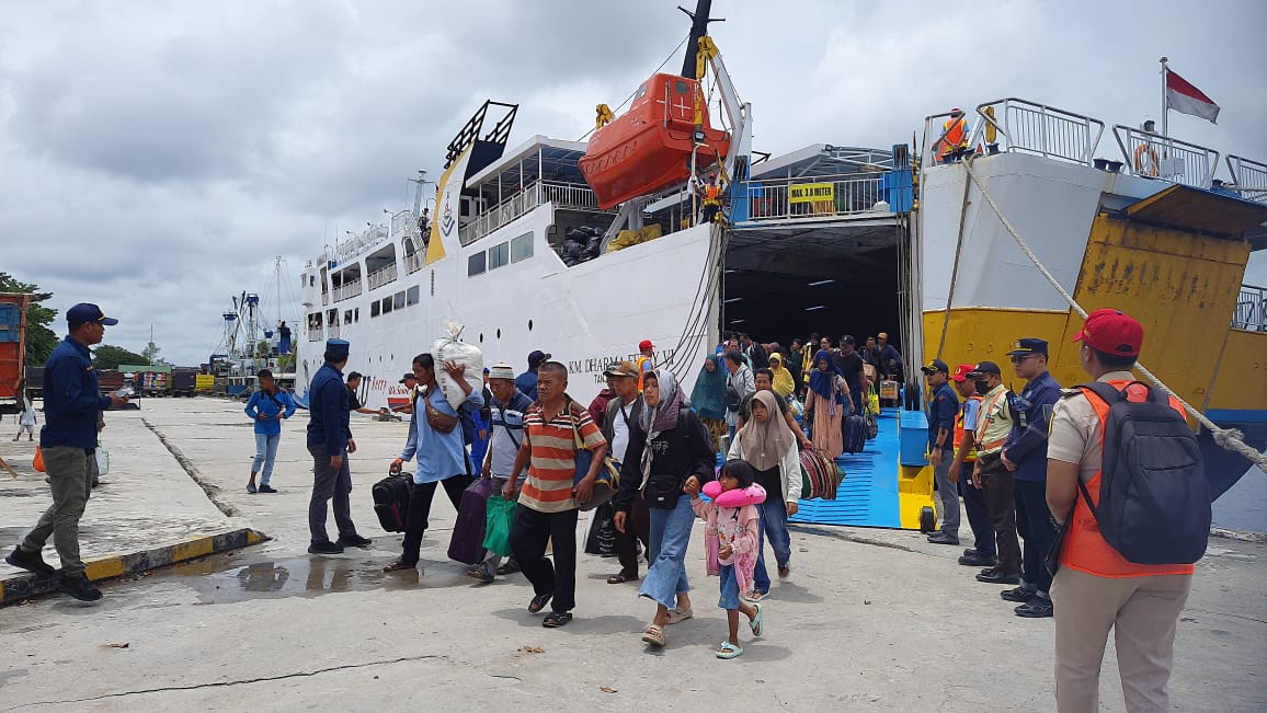 TIBA: Penumpang KM Dharma Ferry VI yang tiba di Pelabuhan Sampit, Sabtu (5/4) siang. HENY/RADAR SAMPIT