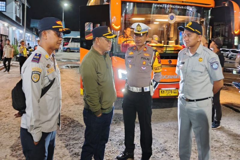 PELAYANAN: Plt Kepala Terminal Patih Rumbih Sampit Romie Adriadi (kiri) mendampingi Plt Kepala Dishub Kotim Rody Kamislam memantau arus mudik Lebaran di Terminal Patih Rumbih baru-baru ini. (ANTARA)