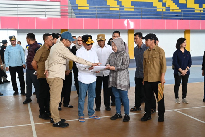 KUNJUNGAN: Didampingi Bupati Kobar Hj Nurhidayah, Gubernur Kalimantan Tengah H. Agustiar Sabran cek&nbsp;sejumlah fasilitas olahraga&nbsp;di kawasan Sport Center Pangkalan Bun, Sabtu (5/4) (Prokom/Radar Sampit)