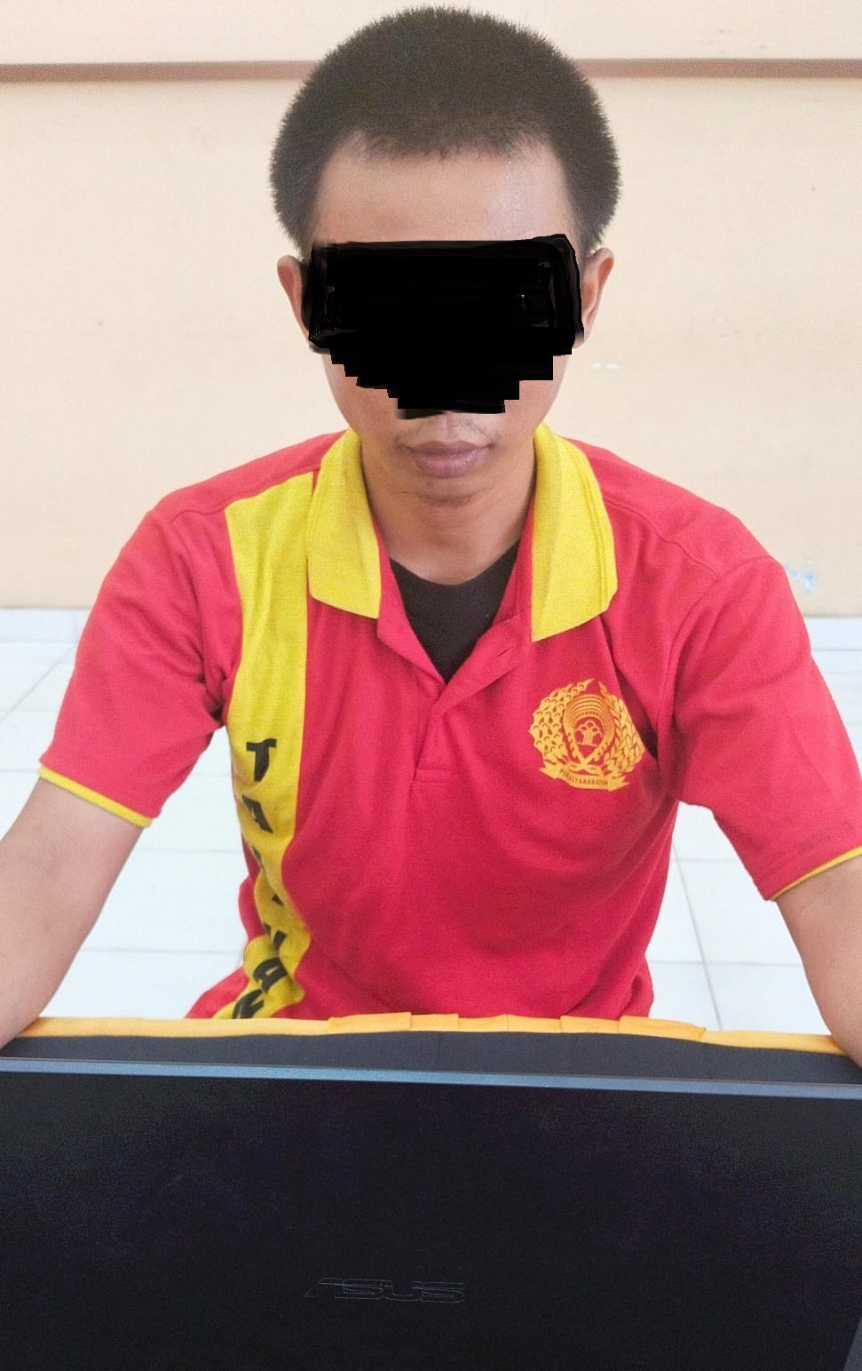 Terdakwa pencurian ponsel saat mengikuti proses persidangan di PN Lamandau