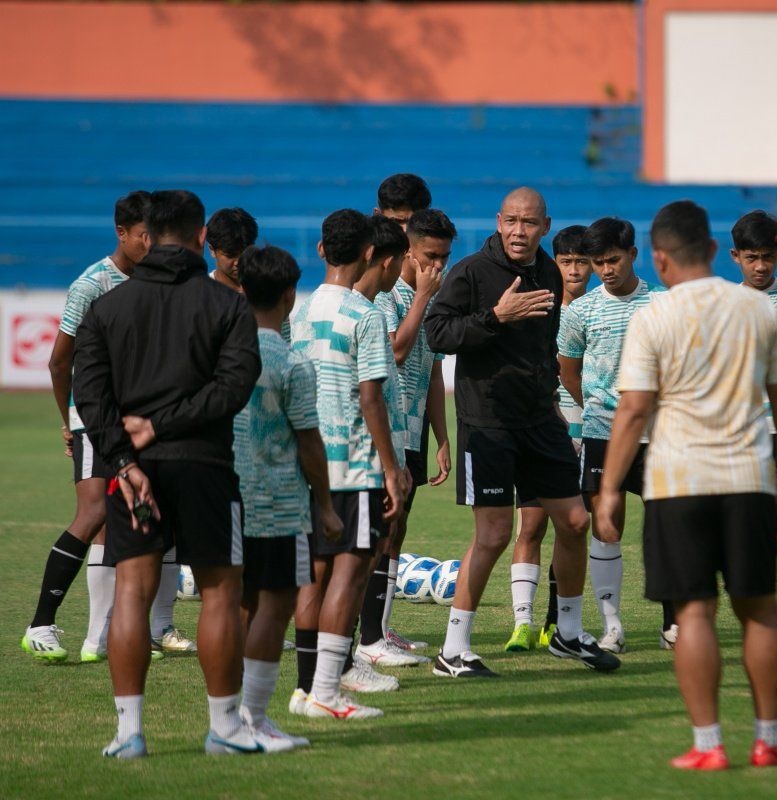 Pelatih timnas Indonesia U 17 Nova Arianto saat memberikan arahan kepada anak asuhnya dalam sebuah sesi latihan.