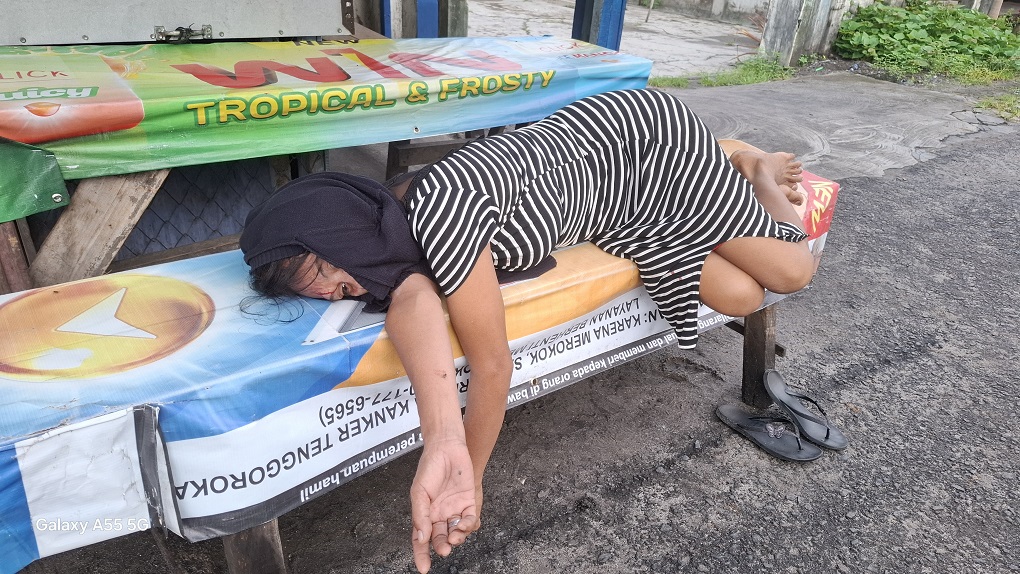 Seorang wanita tak dikenal tertidur lemas dengan mengalami luka di wajah,  di Jalan Iskandar, Kecamatan MB Ketapang, Sampit, Minggu (6/4) pagi.