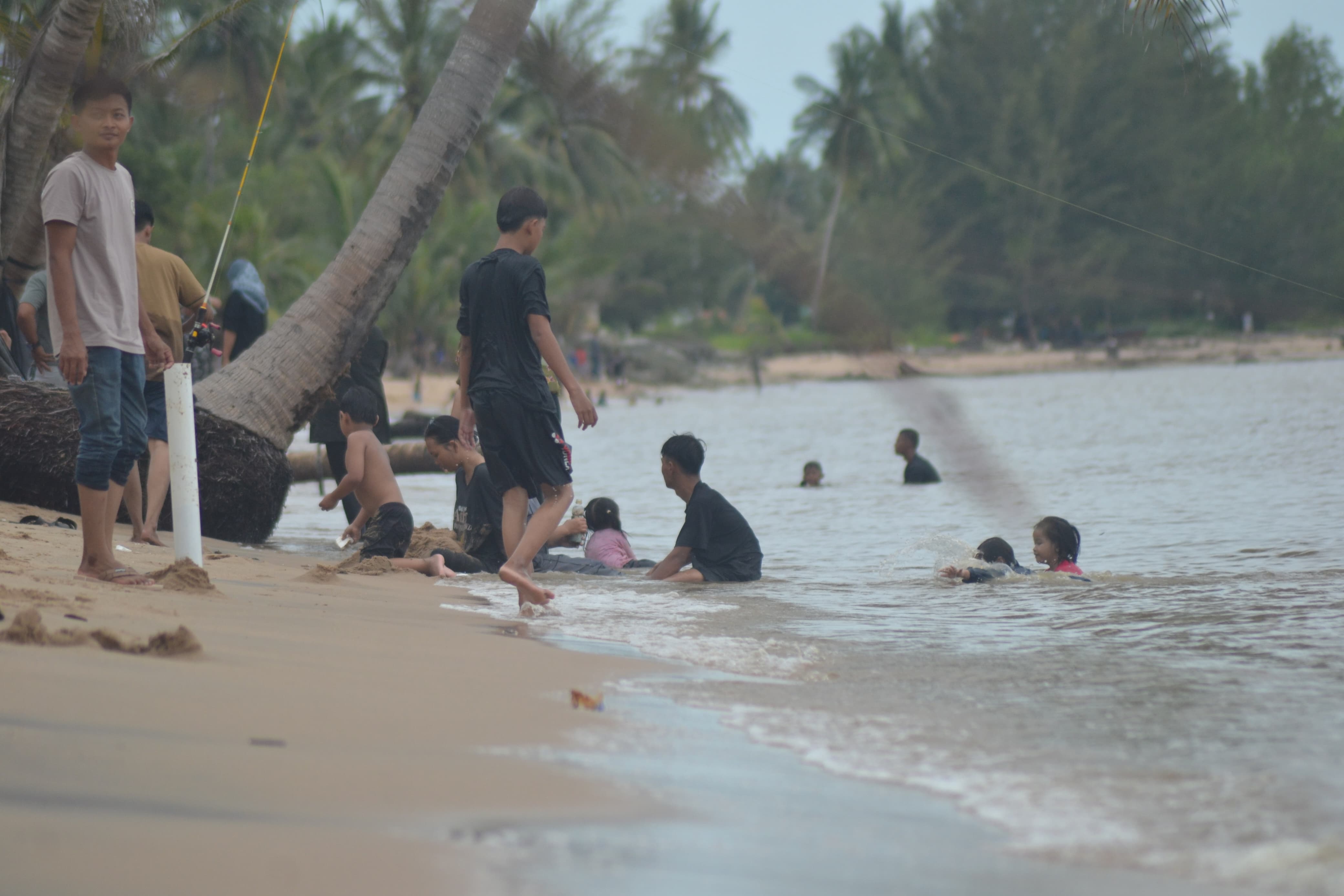 RAMAI: Pengunjung yang memadati pantai Kubu di Kabupaten Kotawaringin Barat selama libur lebaran Idulfitri 1446 Hijriah.