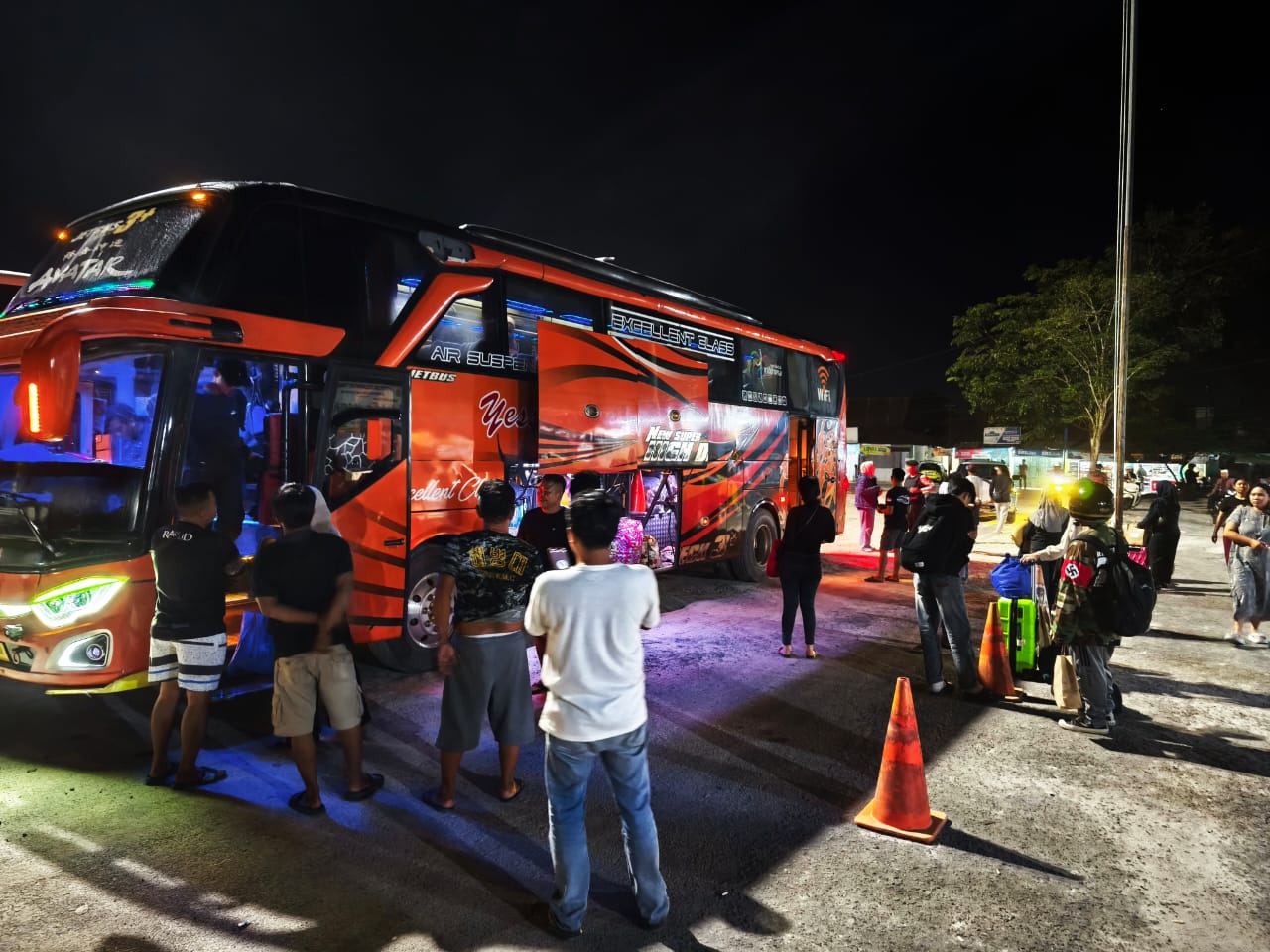 PENUMPANG: Suasana di terminal Natai Suka Pangkalan Bun saat arus mudik beberapa waktu lalu.