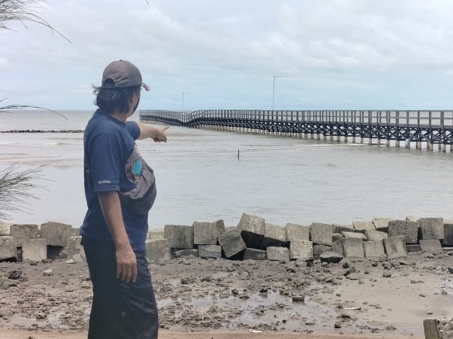 WISATA: Bagian tengah anjungan Pantai Citra nampak amblas.