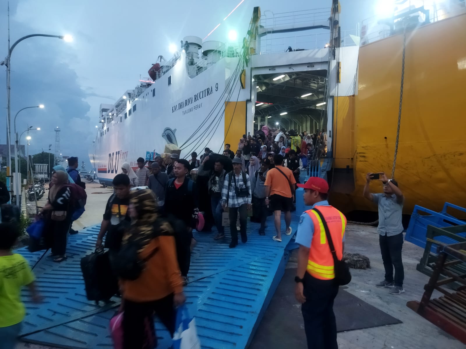 ARUS BALIK: Penumpang Kapal Dharma Rucitra 9 saat turun di Pelabuhan Panglima Utar Kumai. (Istimewa)