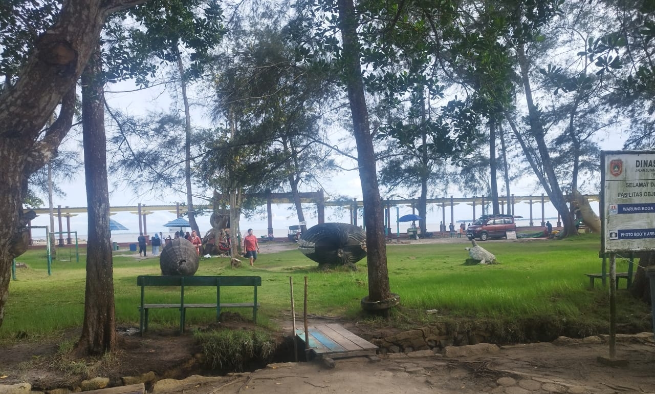 TEDUH: Salah satu lokasi bersantai di Pantai Kubu, Kotawaringin Barat yang ramai dikunjungi saat libur lebaran.