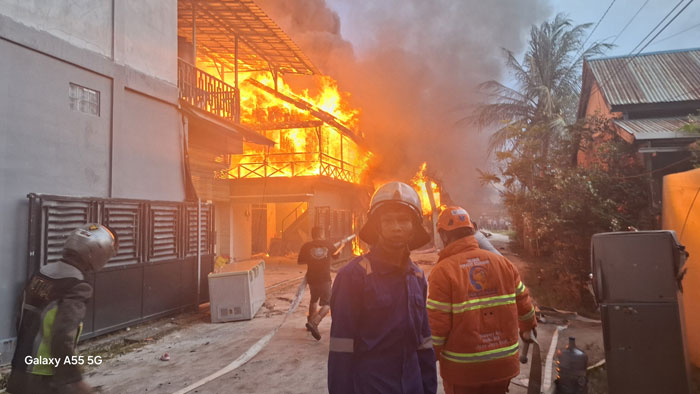 KEBAKARAN: Regu Damkar Kotim melakukan pemadaman kebakaran Gudang di Jalan Hasan Mansur, Baamang, Sampit, Sabtu (5/4/2025). IST/RADAR SAMPIT