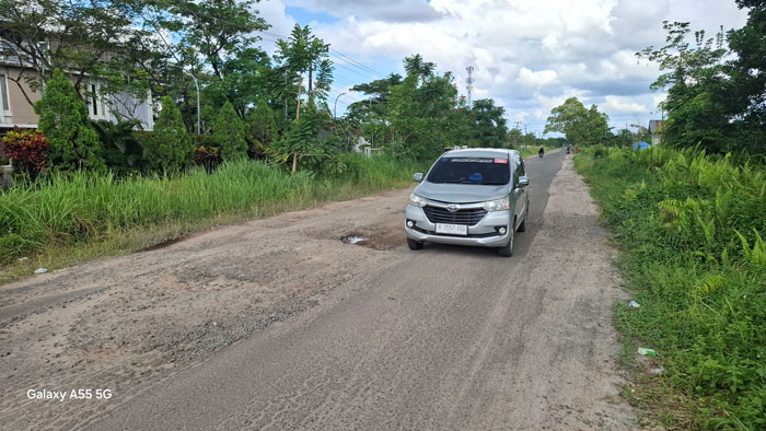 RAWAN : Jalan Pramuka, Kecamatan MB Ketapang, Sampit minim penerangan bila malam hari dan rawan terjadinya kecelakaan. FAHRY/RADAR SAMPIT