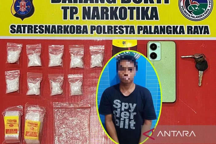 NARKOBA: Terduga pelaku beserta barang bukti sembilan paket sabu saat diamankan di Mapolresta Palangka Raya. ANTARA/HO-Humas Polresta Palangka Raya