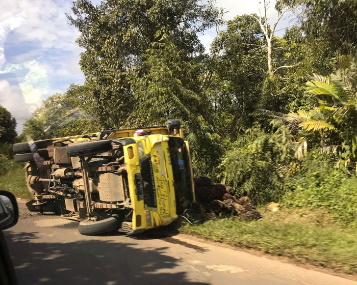 TERGULING : Truk bermuatan sawit diduga mengalami kecelakaan tunggal di Jalan HM Arsyad, Desa Bagendang, Kecamatan MHU. IST/RADAR SAMPIT