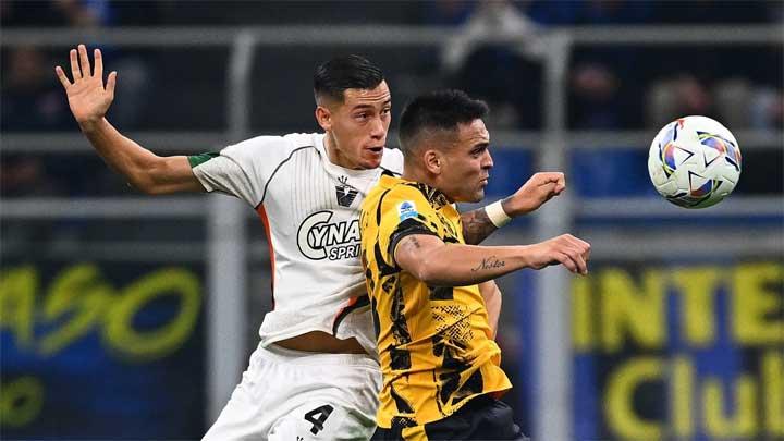 MASUK BURSA: Kapten timnas Indonesia Jay Idzes saat tampil membela Venezia melawan Inter Milan, di Serie A Italia, belum lama tadi.