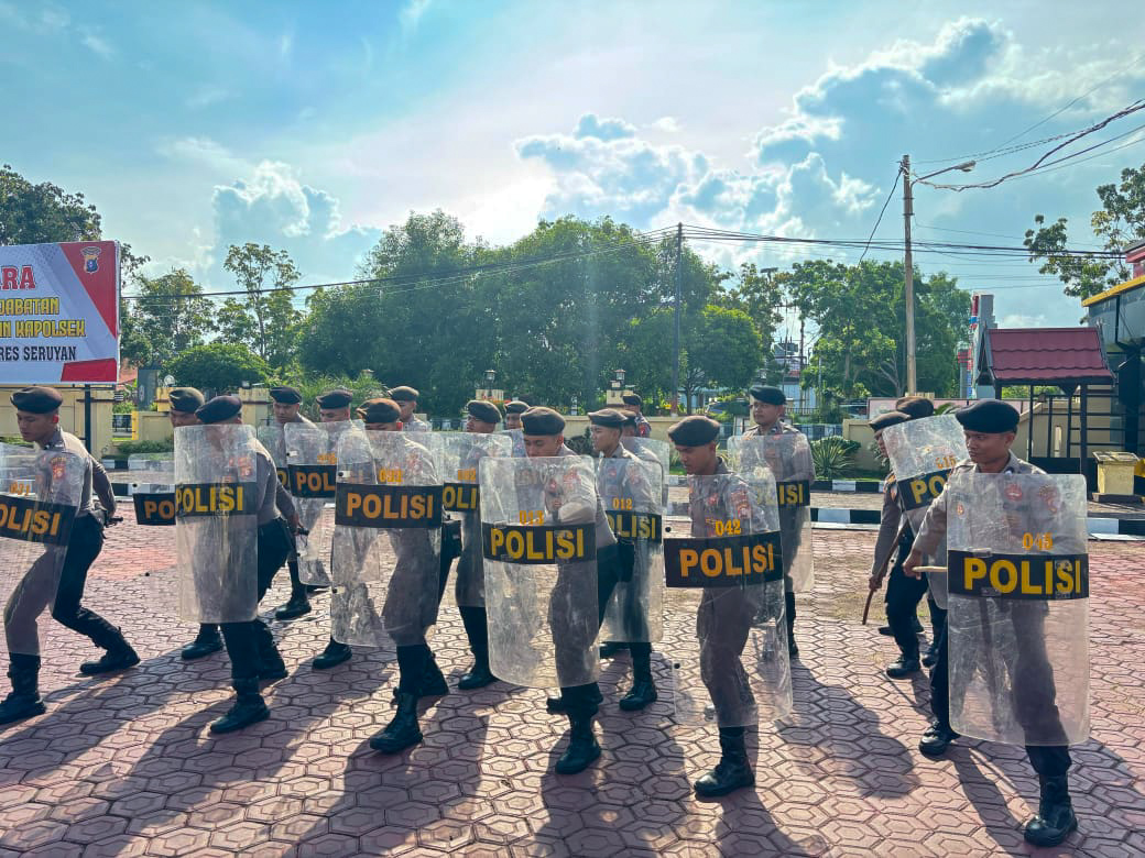 SIAP SIAGA: Puluhan Personel Polres Seruyan saat latihan pengendalian massa, Selasa (8/4).