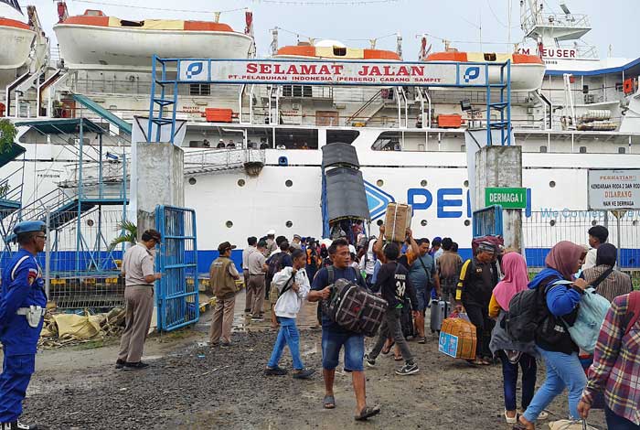 MULAI RAMAI: Penumpang KM Leuser dari Pelabuhan Tanjung Emas Semarang yang tiba di Pelabuhan Sampit, Selasa (8/4).