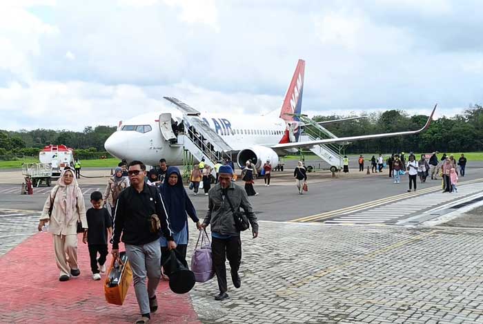 MENDARAT: Penumpang yang turun di Bandara Haji Asan Sampit, Selasa (8/4).