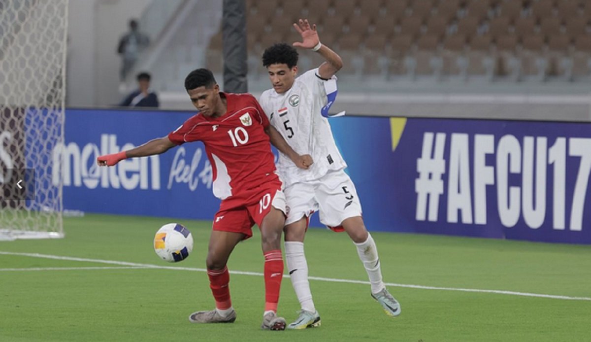 MENANG TELAK: Pemain timnas Indonesia  U 17 (merah) saat meladeni pemain timnas Yaman U 17, di penyisihan Piala Asia U 17/2025.