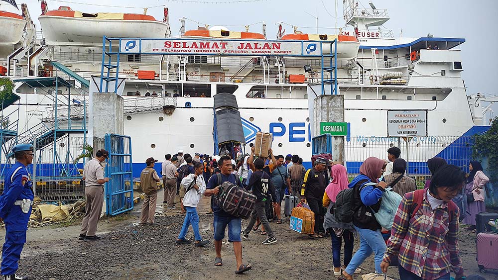 MULAI RAMAI: Penumpang KM Leuser dari Pelabuhan Tanjung Emas Semarang yang tiba di Pelabuhan Sampit, Selasa (8/4).HENY/RADAR SAMPIT