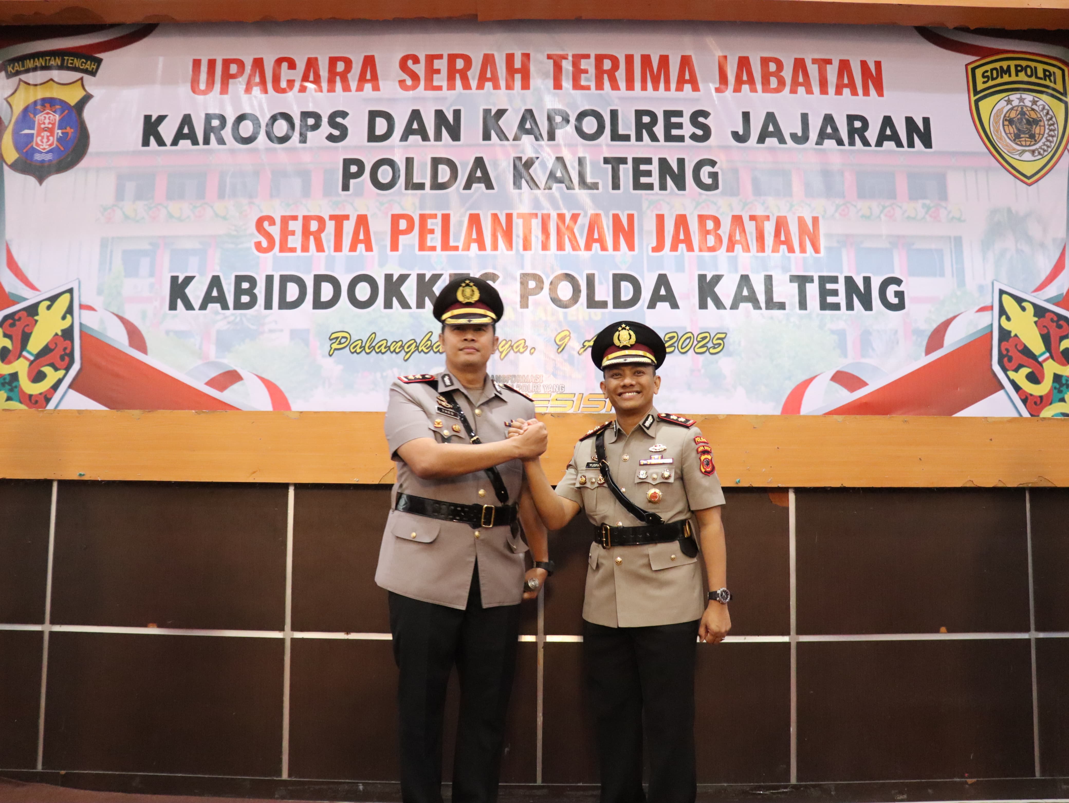 AKBP Theodorus Priyo Santosa (kiri) dan AKBP Yusfandi Usman usai sertijap di Mapolda Kalteng, Rabu (9/4/2025)