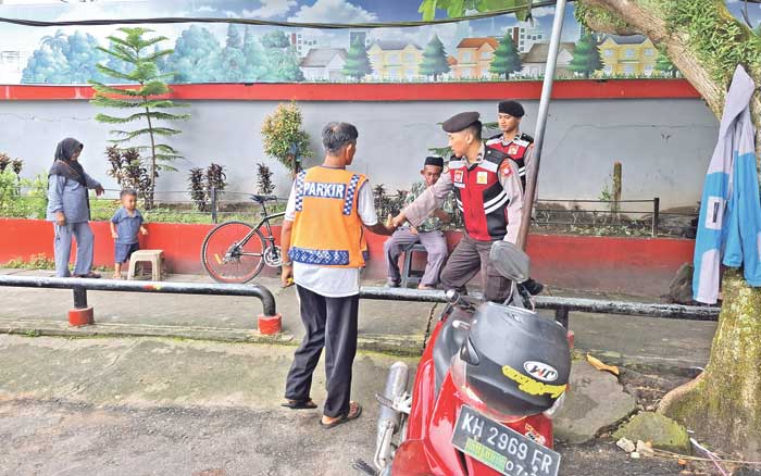 PATROLI : Personel Polres Kotim patroli antisipasi kerawanan pasca libur lebaran di Jalan Iskandar, Kecamatan MB Ketapang, Sampit, Rabu (9/4/2025). IST/RADAR SAMPIT