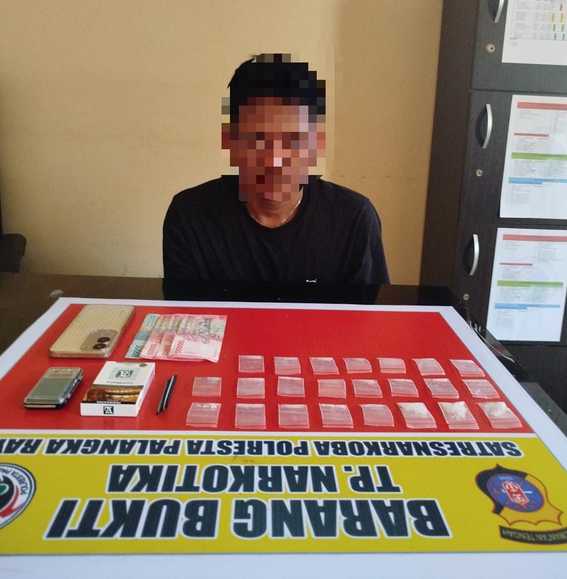 PELAKU: Mn beserta barang bukti ketika diamankan di Mapolresta Palangka Raya (Humas Polres Palangka Raya)&nbsp;