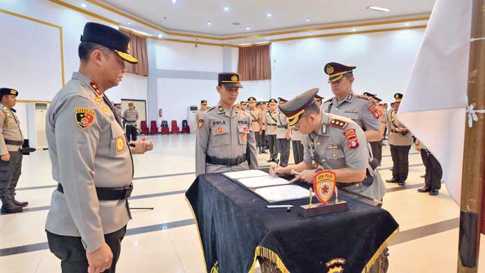 MUTASI: Prosesi sertijab di tubuh Polda Kalteng yang dipimpin Kapolda Kalteng Irjen Polisi Iwan Kurniawan, Rabu (9/4).&nbsp;ISTIMEWA/RADAR SAMPIT