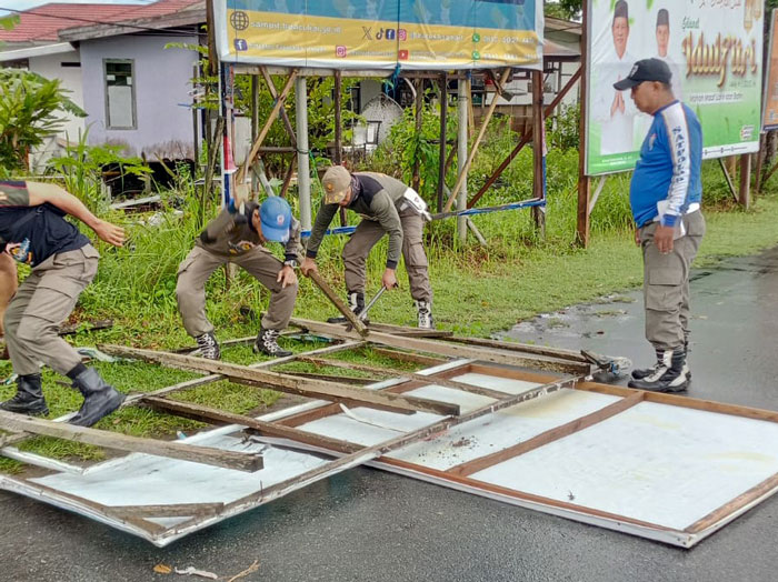 DITERTIBKAN: Satpol PP Seruyan menertibkan spanduk dan baliho tak berizin (liar) di wilayah Kecamatan Seruyan Hilir. M. RIFANI DEWANTARA/RADAR SAMPIT
