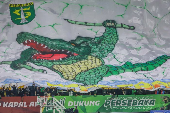 Koreografi Bonek saat Persebaya Melawan PSBS Biak dalam lanjutan Liga 1 di Stadion Gelora Bung Tomo. (Riana Setiawan/Jawa Pos)