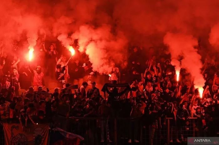 Jakmania menyalakan suar (flare) saat mendukung klub kebanggaan mereka Persija Jakarta dalam laga uji coba melawan Rans Nusantara FC di Stadion Wibawa Mukti. (ANTARA)