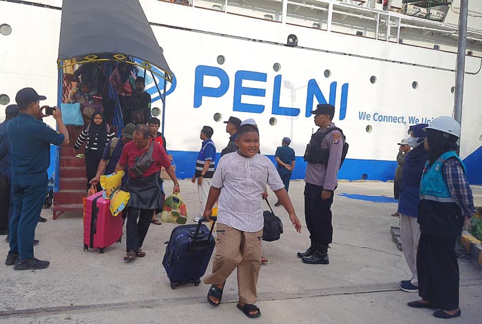 TIBA: Penumpang KM Lawit dari Pelabuhan Tanjung Perak Surabaya yang tiba di Pelabuhan Sampit, Kamis (10/4) sore.