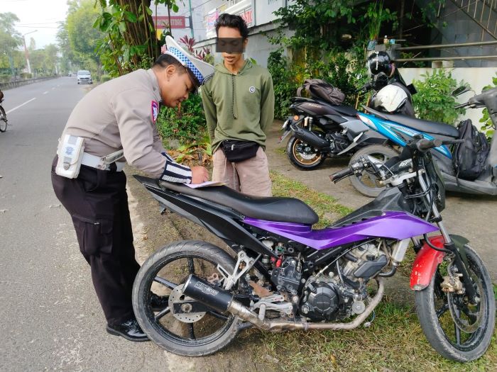 TILANG : Polantas Polres Kotim merazia pengendara sepeda motor yang menggunakan knalpot brong. IST/RADAR SAMPIT