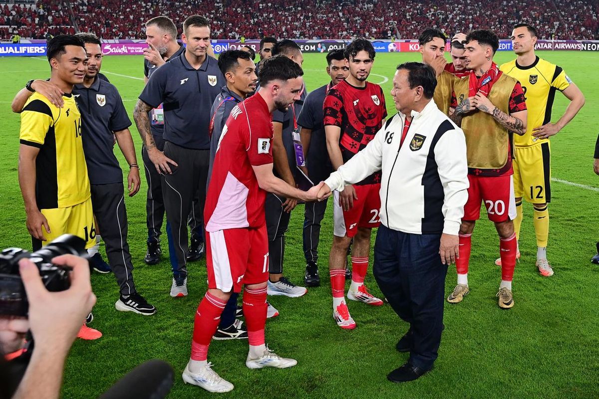 BERI SEMANGAT: Presiden RI Prabowo Subianto saat menyalami pemain timnas Indonesia, setelah laga melawan Bahrain, belum lama tadi.