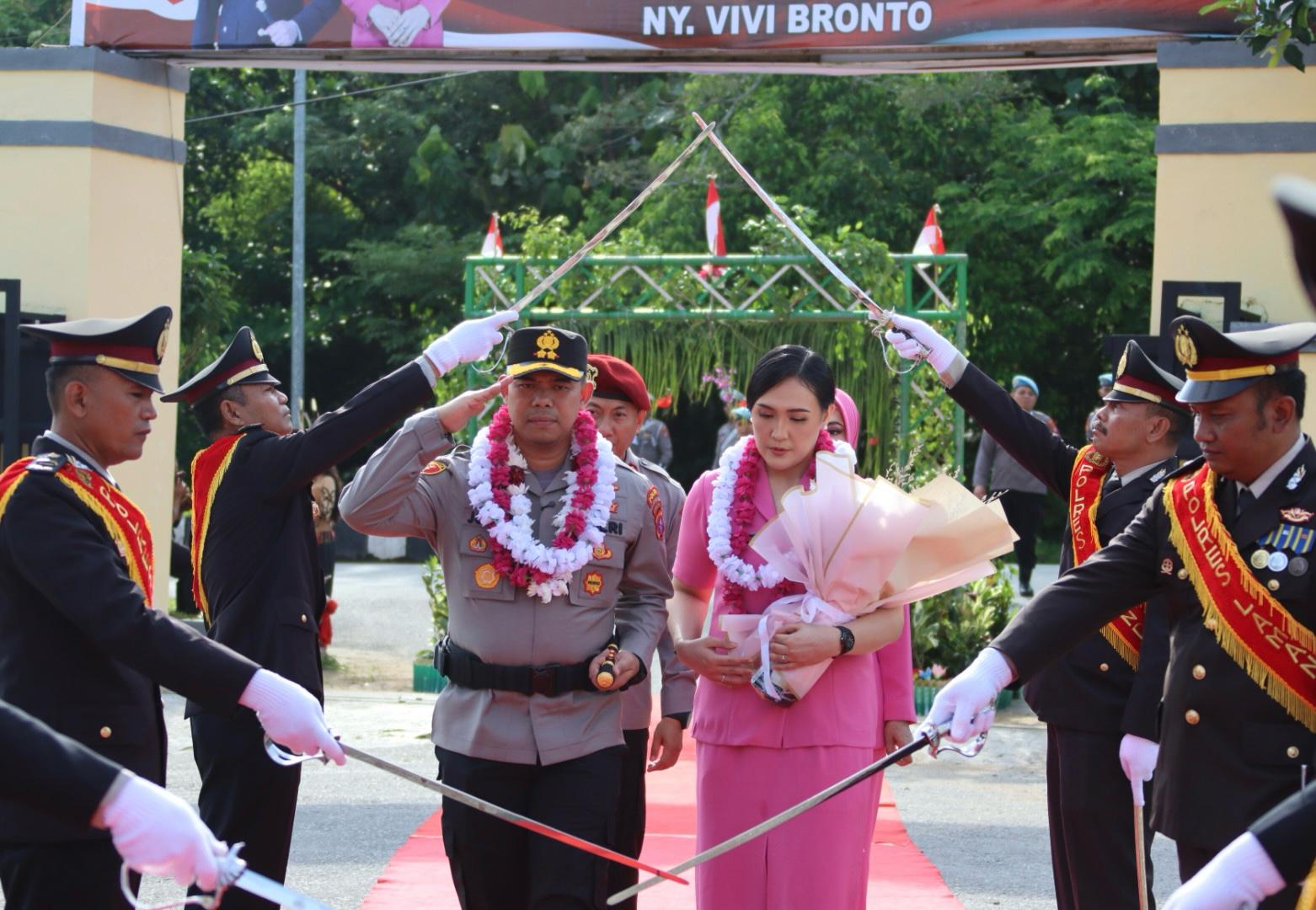 Kapolres Lamandau yang baru AKBP Joko Handono, S.I.K., M.H. saat disambut dengan tradisi Pedang Pora, Jumat (11/4).