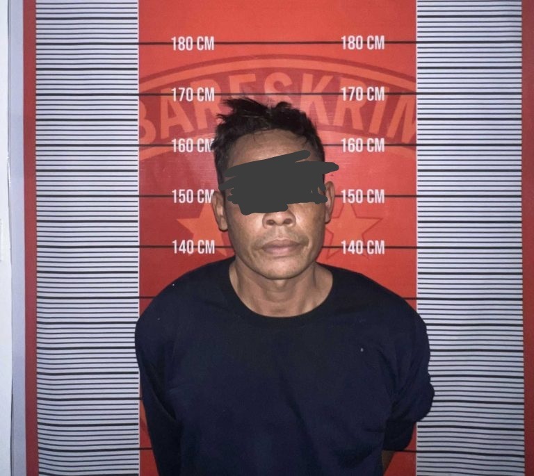 TERSANGKA: Pelaku pemukulan M ketika diamankan di Mapolres Kapuas