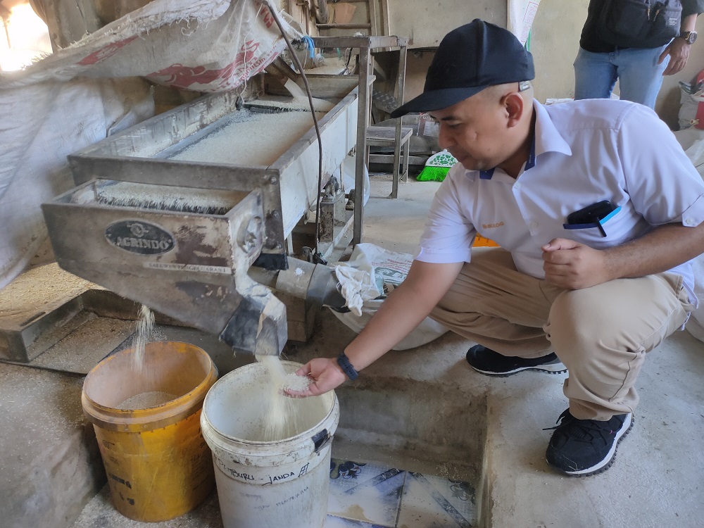 Kepala Perum Bulog KC Kotim Muhammad Azwar Fuad saat melihat proses penggilingan padi di pabrik penggilingan padi di Desa Lampuyang Kecamatan Teluk Sampit, baru-baru ini.