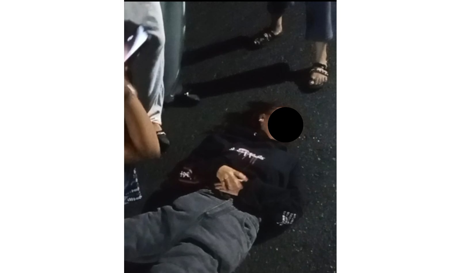 LEMAS: Seorang siswi SMP tak sadarkan diri usai terlibat perkelahian di kawasan Bandara H H aji Asan, Kecamatan Baamang, Sampit, Jumat (11/4) malam.&nbsp;IST/RADAR SAMPIT